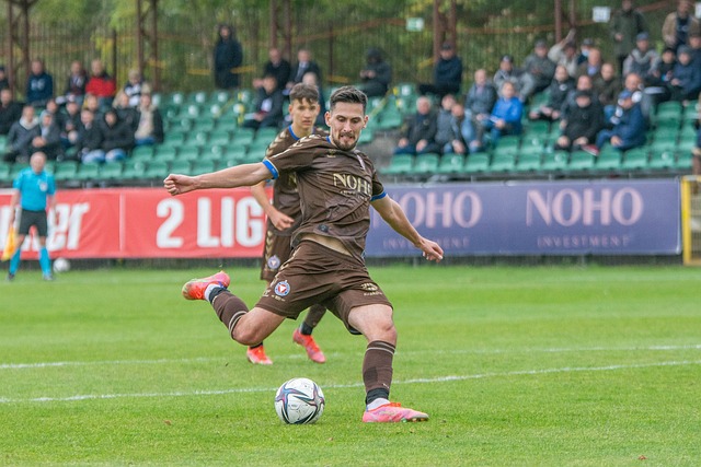 国足正在努 国足正在努